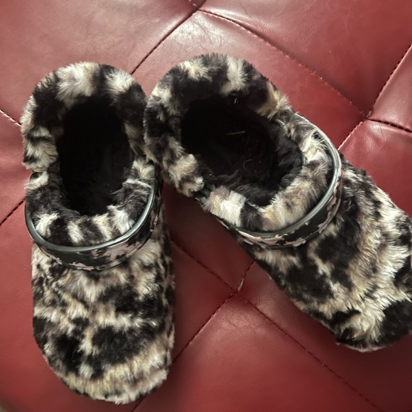 FauxFur Crocs🖤Size 8🖤 - Picture 7 of 16